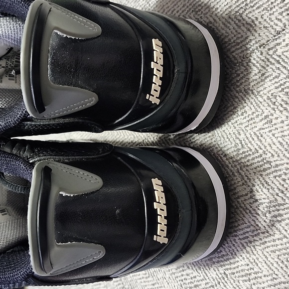 Women's Jordans Black and Grey - Picture 3 of 5